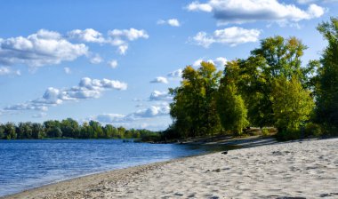 Dinyeper Nehri 'nin güzel manzarası bulutların arka planında. Ukrayna. Kyiv. Obolonsky bölgesi.