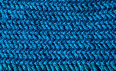 Turkuaz yün ipliğinden yapılmış örgü desenli. Kalıbın yakın çekim örneği.
