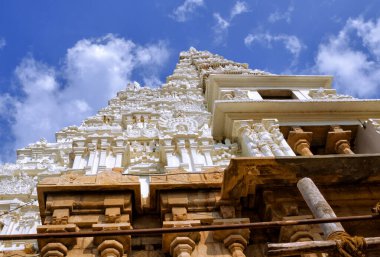 TRICHY Hindistan 'daki tapınak beyaz bulutların arkaplanına karşı onarım sürecinde. İbadet yeri.