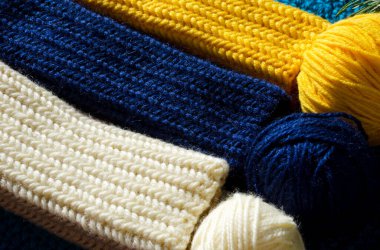 Yakından yün iplikten yapılmış eldivenler. Kış için sıcak tutacak elbiseler..