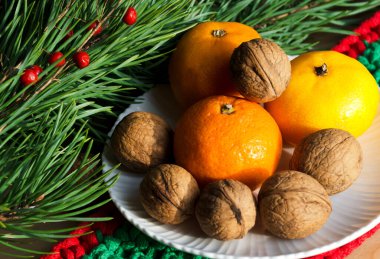 Yeni yılda mandalina ve ceviz. Yeni yıl ve Noel için dekorasyonlar.