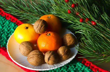 Yeni yılda mandalina ve ceviz. Yeni yıl ve Noel için dekorasyonlar.