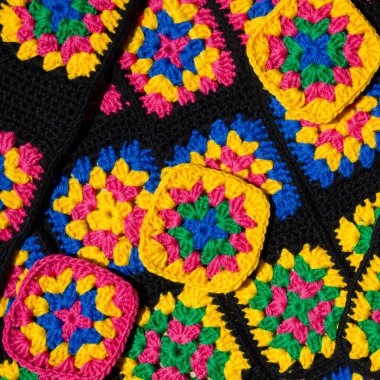 Renkli pamuklu büyükanne meydanı. Tığ işi dokusu, yakın plan fotoğraf. El yapımı zigzag takılar..