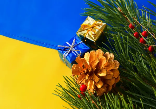 Ουκρανική Σημαία Κλαδιά Χριστουγεννιάτικων Δέντρων Και Διακόσμηση Του Νέου Έτους Εικόνα Αρχείου