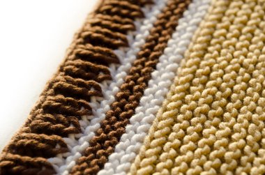 Doku pamuk ipliğinden örülmüş. El yapımı konsept, hobi, geçmiş, moda online örgü kursu.