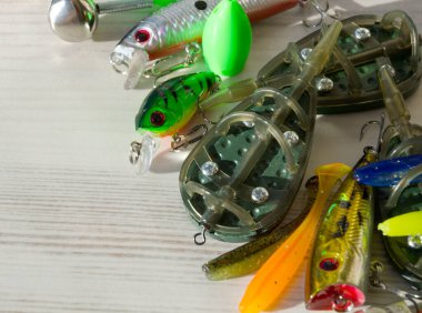 Ahşap bir arka planda balık avı. Bir balıkçılık teması için arkaplan.