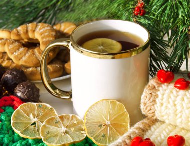 Sevgililer Günü için siyah çay ve limonlu güzel kupa. Kalpler, çikolatalı kurabiyeler ve kurutulmuş limon..