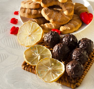 Sevgililer Günü için çikolatalar, kurutulmuş limon ve kırmızı kalpler. Tatlı nefis..