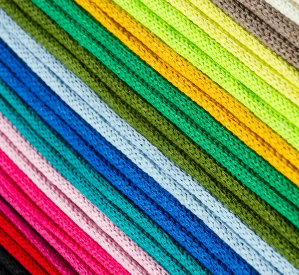 Türk ipliği. Makrome için parlak renkli pamuk iplikçikleri.