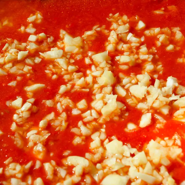 Adjika sosu. Sarımsaklı, yakın planda, lezzetli ekspika sosu..