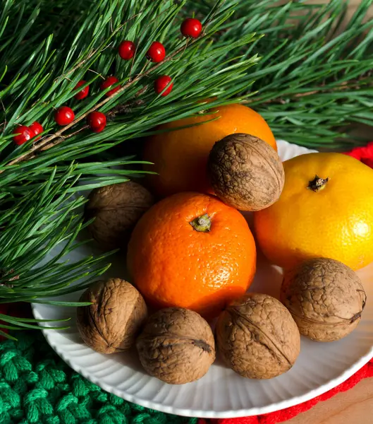 Yeni yılda mandalina ve ceviz. Yeni yıl ve Noel için dekorasyonlar.