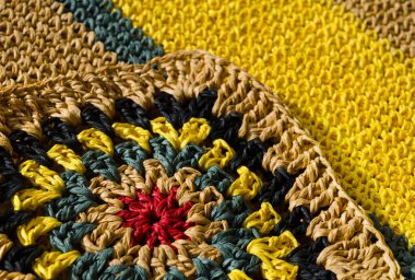 Raffia iplik dokusu. Tığ işi çantalar, debriyaj, şapkalar, cüzdanlar. El yapımı iş için eko materyal