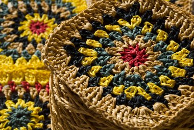 Raffia iplik dokusu. Tığ işi çantalar, debriyaj, şapkalar, cüzdanlar. El yapımı iş için eko materyal.