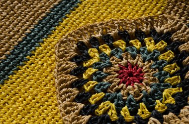 Raffia kumaş dokusunu yakından örüyor. ECO malzemesinden örgü örüyorum. Renkli rafya nine meydanı. El örgüsü zigzag mücevherler..