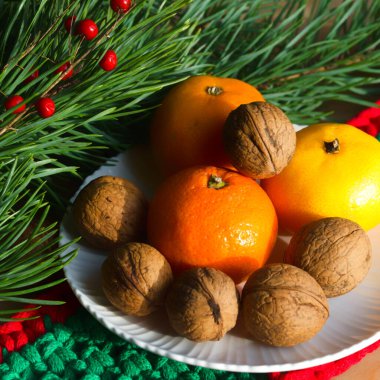 Yeni yılda mandalina ve ceviz. Yeni yıl ve Noel için dekorasyonlar.