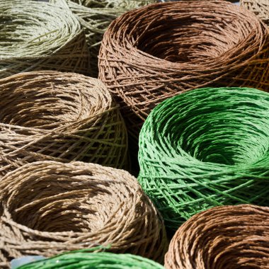 Raffia toplarını yakın plan çekiyor. Raffia Skeins örgü örmeye hazır..