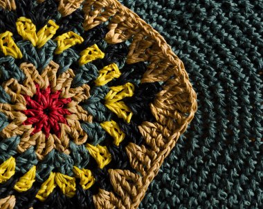 Raffia kumaş dokusunu yakından örüyor. ECO malzemesinden örgü örüyorum. Renkli rafya nine meydanı. El örgüsü zigzag mücevherler..