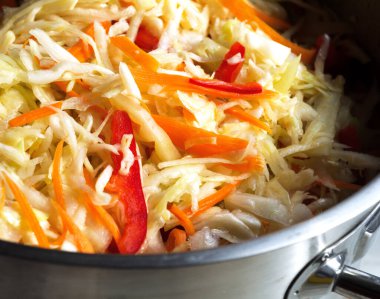 Büyük bir tencerede doğranmış lahana. Soslu havuç ve biberli lahana turşusu. Sonbahar hasadı.