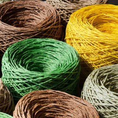 Raffia toplarını yakın plan çekiyor. Raffia Skeins örgü örmeye hazır..