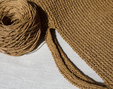 Bir raffia çantası örüyorum. Raffia örgü dokusu, kraft renkleri. Tığ işi çantalar, debriyaj, şapkalar, cüzdanlar. El yapımı iş için eko materyal