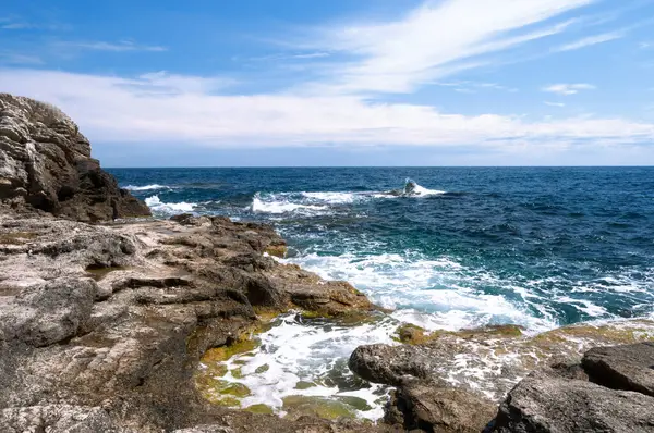 Kırım. Kırım 'daki Blue Bay' de. Cape Tarkhankut, Dzhangul, güneşin altında turkuaz su.