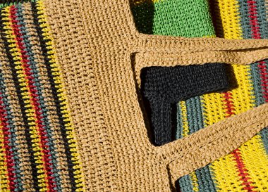 Kadın çantaları. El yapımı raffia plaj çantaları. Yaz tatili için güzel renkli çantalar..