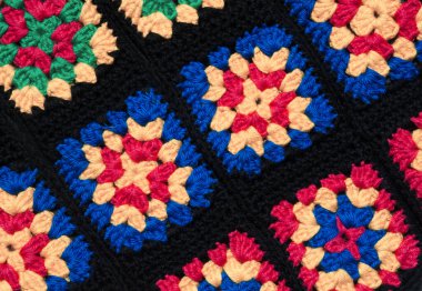 Büyükannenin Meydanı. Tığ işi dokusu yakın. El örgüsü zigzag mücevherler..