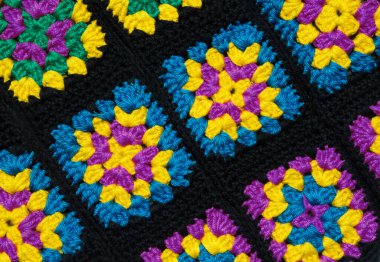 Büyükannenin Meydanı. Tığ işi dokusu yakın. El örgüsü zigzag mücevherler..