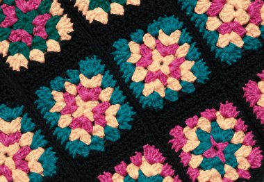 Büyükannenin Meydanı. Tığ işi dokusu yakın. El örgüsü zigzag mücevherler..