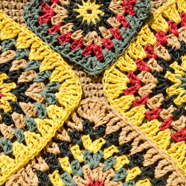 Raffia iplik dokusu. Tığ işi çantalar, debriyaj, şapkalar, cüzdanlar. El yapımı iş için eko materyal.