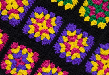 Büyükannenin Meydanı. Tığ işi dokusu yakın. El örgüsü zigzag mücevherler..