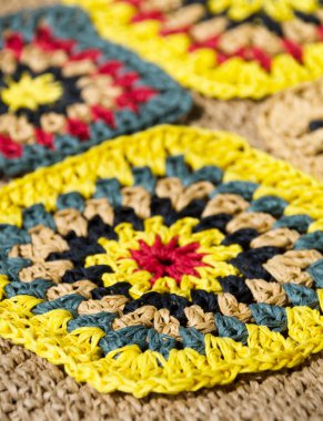 Raffia iplik dokusu. Tığ işi çantalar, debriyaj, şapkalar, cüzdanlar. El yapımı iş için eko materyal.