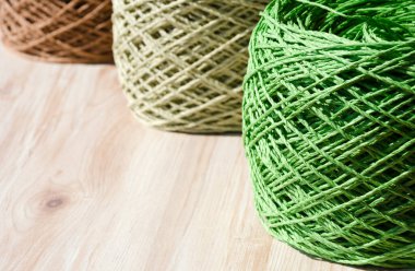 Raffia toplarını yakın plan çekiyor. ECO materyali. ECO hammaddesi. Raffia örgü örmeye hazır..