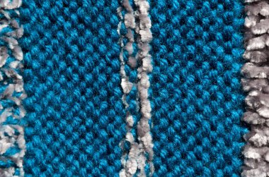 Kadife iplik ve yünden örgü örneği. Şablonun dokusu örgü iğneleriyle örülmüş. Jartiyer dikişi.