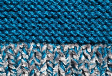 Kadife iplik ve yünden örgü örneği. Şablonun dokusu örgü iğneleriyle örülmüş. Jartiyer dikişi..