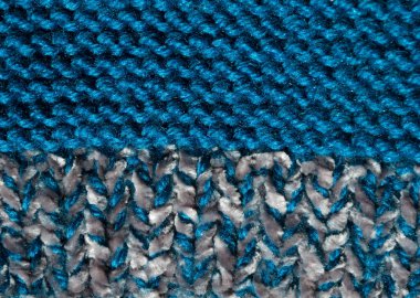 Kadife iplik ve yünden örgü örneği. Şablonun dokusu örgü iğneleriyle örülmüş. Jartiyer dikişi..