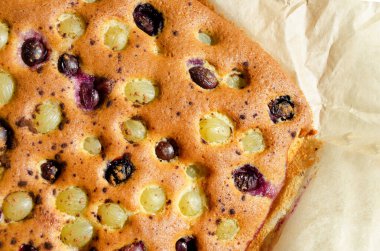 Süngerli kek. Üzümlü lezzetli turta. Parşömen üzerinde ev yapımı hamur işi..