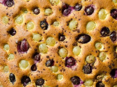 Süngerli kek. Üzümlü lezzetli turta. Ev yapımı güzel kokulu hamur işi..