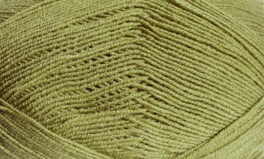 Zeytin yünü iplik dokusu. Bir topta kış ipliği. El işi konsepti, hobi, online örgü kursu..