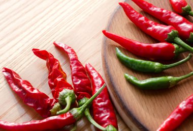 Chili biberleri. Kurutulmuş kırmızı ve yeşil biber kabuklarına yakın çekim.