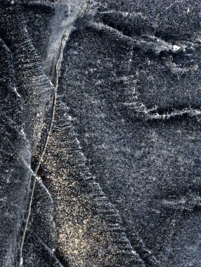 Donmuş nehir. Buzda güneş ışınları. Gümüş buz dokusu.