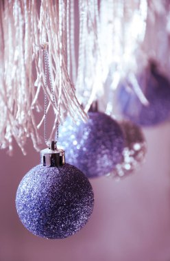 Mor arka planda güzel bir Noel balosu. Noel ve Yeni Yıl dekorasyonları.