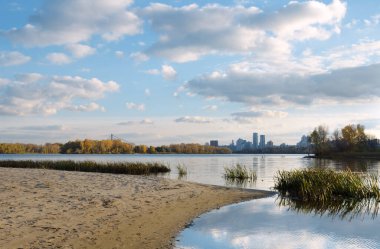 Güzel manzara. Dinyeper nehri, Kyiv şehir plajı..