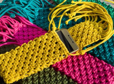 Turkuaz, fuşya, zeytin ve sarı tonlarda el yapımı aksesuar koleksiyonu..