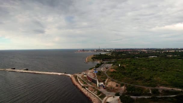 ビューポイント リゾンスブロンビジターセンターの空中ビュー サウンド オレンジ海峡と港 ビーチ スウェーデンのLimhamnの街のスカイラインを見下ろす — ストック動画