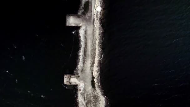 从上往下俯瞰着从石堤码头向大陆飞溅的海浪 在Oresundsp Org的木板路 Oresund桥的观察点 瑞典Malmo游客中心的停放车辆 — 图库视频影像