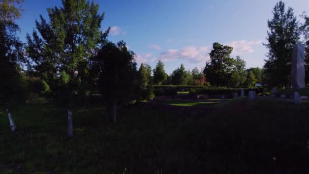 一座15世纪的瑞典教堂 教堂墓地和瑞典拉特维克的Vasa纪念碑 未来国王古斯塔夫 瓦萨的墓碑 从树后向教堂和墓地的低角娃娃射击 — 图库视频影像