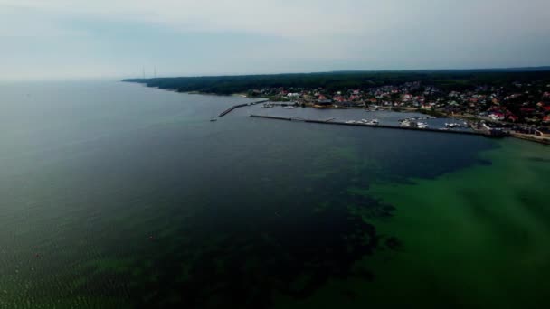 Wysoki Kąt Widok Powietrza Przodu Kierunku Portu Żaglówka Wchodzi Zatoki — Wideo stockowe