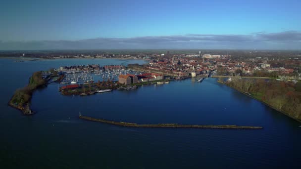 霍恩黄金时代的港口城市 17世纪的人工岛 有一个前海军基地仓库 乞丐庇护所 房子和一个码头 高角形空中瞄准镜 荷兰角 — 图库视频影像