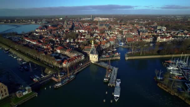 空中風光明媚な景色 歴史的な塔と都市港桟橋 ドッキングボート 帆船とマリーナ オランダの通り 赤い屋根のタイルとスカイラインの教会と古い家 オランダを尊重する — ストック動画